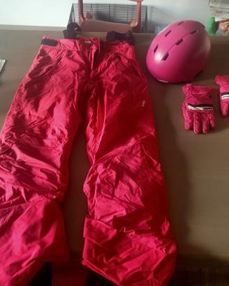 Pantaloni, guanti, caschetto, occhiali da sci 