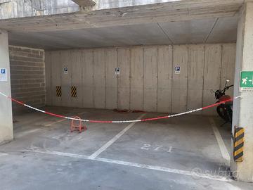 6 posti auto coperti e chiusi da cancelli