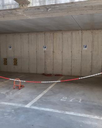 6 posti auto coperti e chiusi da cancelli