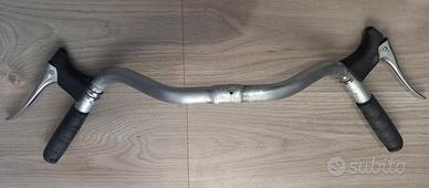 Manubrio bici con manopole e leve freno