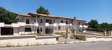 VILLA A SCHIERA D'ANGOLO A SUPINO