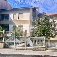 AMPIO APPARTAMENTO CON GIARDINO E GARAGE IN POSIZI