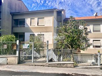 AMPIO APPARTAMENTO CON GIARDINO E GARAGE IN POSIZI