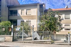 AMPIO APPARTAMENTO CON GIARDINO E GARAGE IN POSIZI