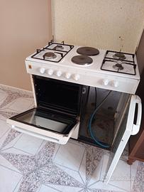 cucina a gas con forno elettrico e  piastre 