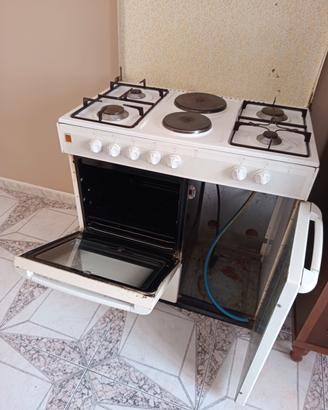 cucina a gas con forno elettrico e  piastre 