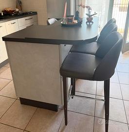 Isola cucina con sgabelli