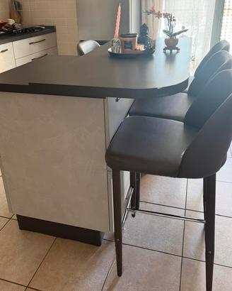 Isola cucina con sgabelli