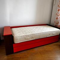 LETTO SINGOLO A DOGHE CON COMODINO