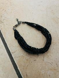 Bracciale nero elegante con perline