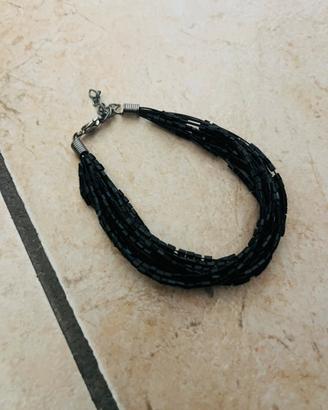 Bracciale nero elegante con perline