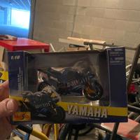 yamaha yzr-m1 valentino rossi scala 1:18 maisto