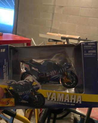 yamaha yzr-m1 valentino rossi scala 1:18 maisto