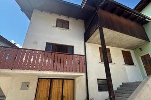 Casa con rustico indipendente, ampio garage e orto