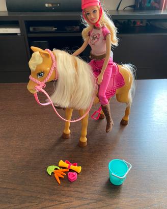 Barbie balla con il suo cavallo Twaine
