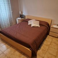 Letto matrimoniale con comodini