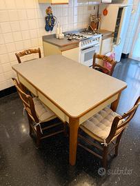 Tavolo da cucina con 4 sedie in legno