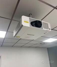 Proiettore Panasonic RZ570 WUXGA con supporto