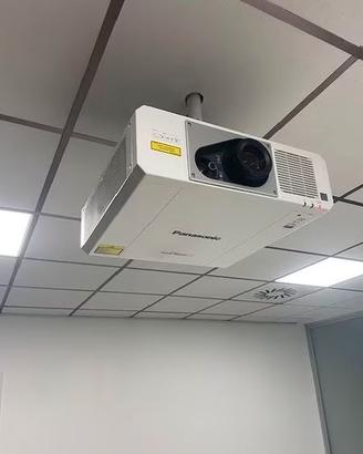 Proiettore Panasonic RZ570 WUXGA con supporto
