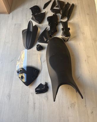 plastiche e sella ypermotard 821