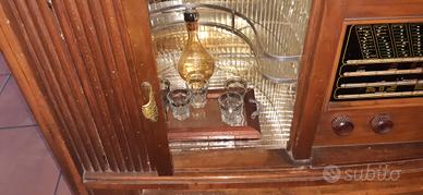 Mobile bar con radio e giradischi a valvole