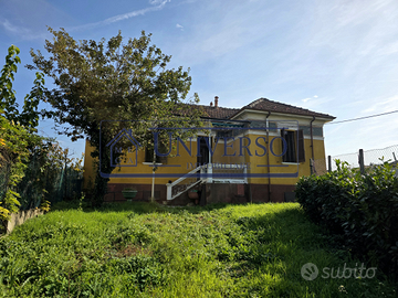 Villetta singola su due livelli con giardino e box