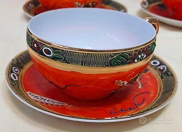 Servizio di tazze in porcellana fine rosse.