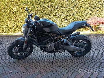 Monster 821