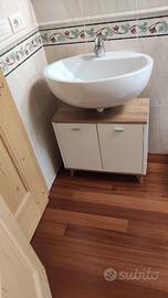 Mobiletto sotto lavabo.