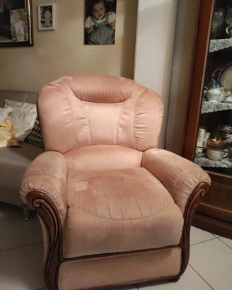 Poltrona singola in tessuto con braccioli in legno