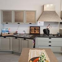 Cucina ante in legno e finiture in piombo