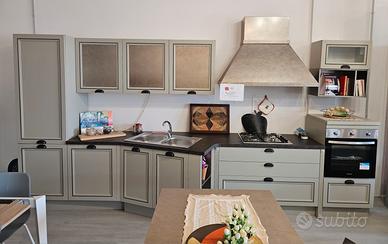 Cucina ante in legno e finiture in piombo