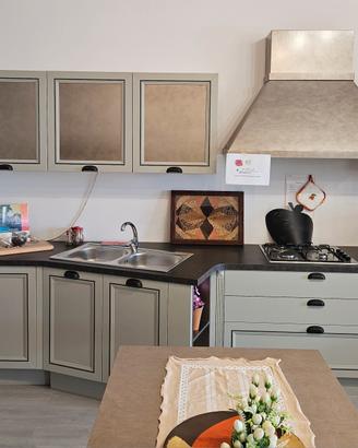 Cucina ante in legno e finiture in piombo