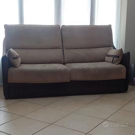 Divano letto matrimoniale.