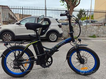 bici elettrica argento modello piuma 