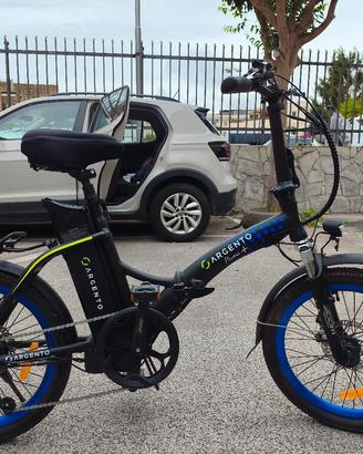bici elettrica argento modello piuma 