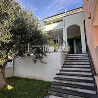 Villetta a schiera con box e giardino