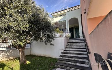 Villetta a schiera con box e giardino