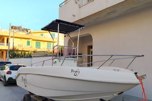 Barca open con carrello non omologato