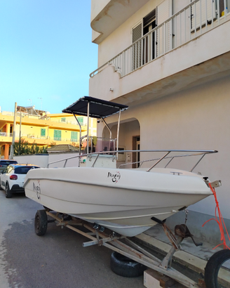 Barca open con carrello non omologato