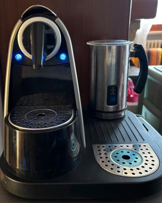 Macchina caffè per capsule Nespresso+montalatte