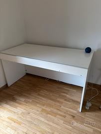 Scrivania bianca