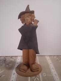 uomo con mantello - statuina di terracotta 