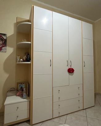 Armadio bianco 4 ante + comodino