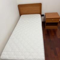 2 Giro letto con doghe - 2 materassi - 2 comodini
