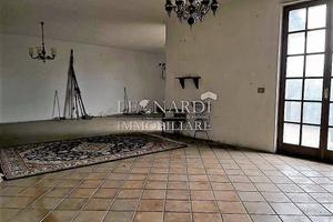 Casa indipendente di 600 m² con più di 5 locali e 