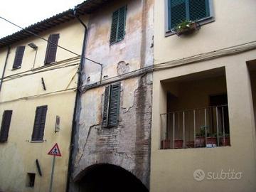 Foligno (S. Eraclio): Rudere con SCIA + S