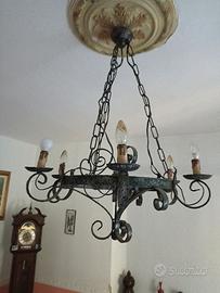 LAMPADARIO IN FERRO BATTUTO