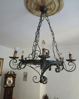 LAMPADARIO IN FERRO BATTUTO