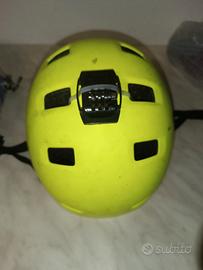 Casco bici con supporto action cam